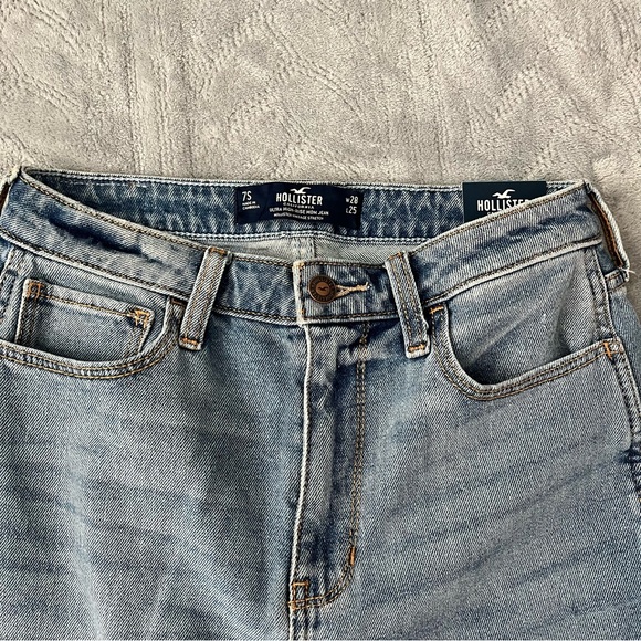 Hollister Ultra High-Rise Mom Jeans - Picture 7 of 12